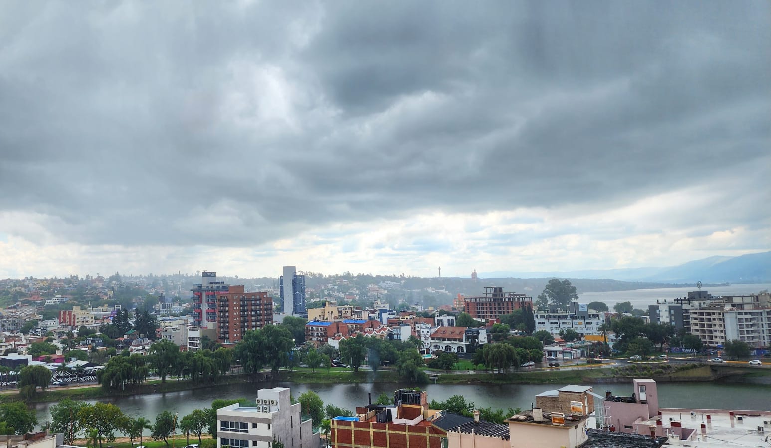 Siguen los días grises en Punilla: Cuánto llovió en las últimas horas en Carlos Paz y todo el valle
