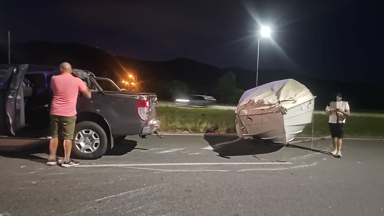 Se desprendió un trailer y una lancha cortó el tránsito en la autopista