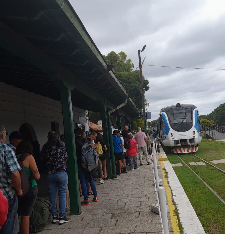 Bronca y desilusión: Tomaron el Tren de las Sierras desde La Cumbre a Córdoba y quedaron varados por “decisión arbitraria” de la empresa