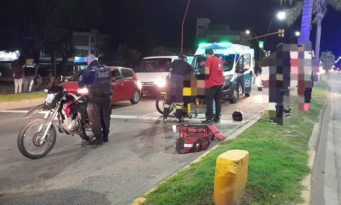 Carlos Paz: Un motociclista herido tras chocar con un auto detenido en un semáforo