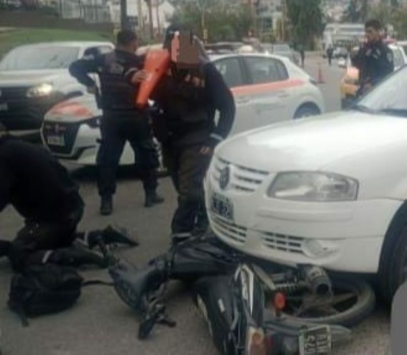 Carlos Paz: Una motociclista herida tras un fuerte choque con un auto en el centro