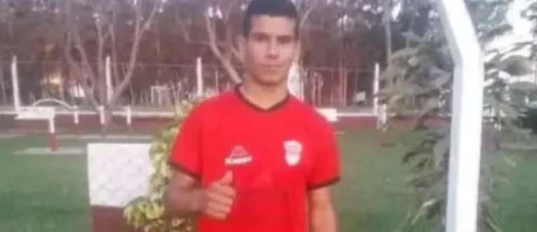 Conmoción en el fútbol: En pleno partido, murió un jugador tras chocar contra un muro