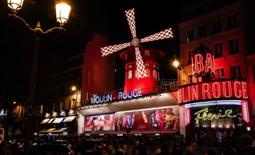París: Se desplomaron las aspas del histórico Moulin Rouge