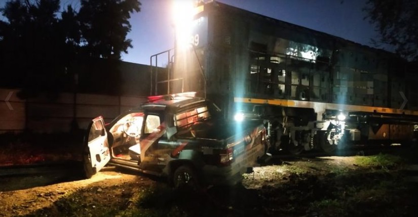 Violento impacto en Córdoba: Un tren embistió a un vehículo y lo arrastró por varios metros (video)
