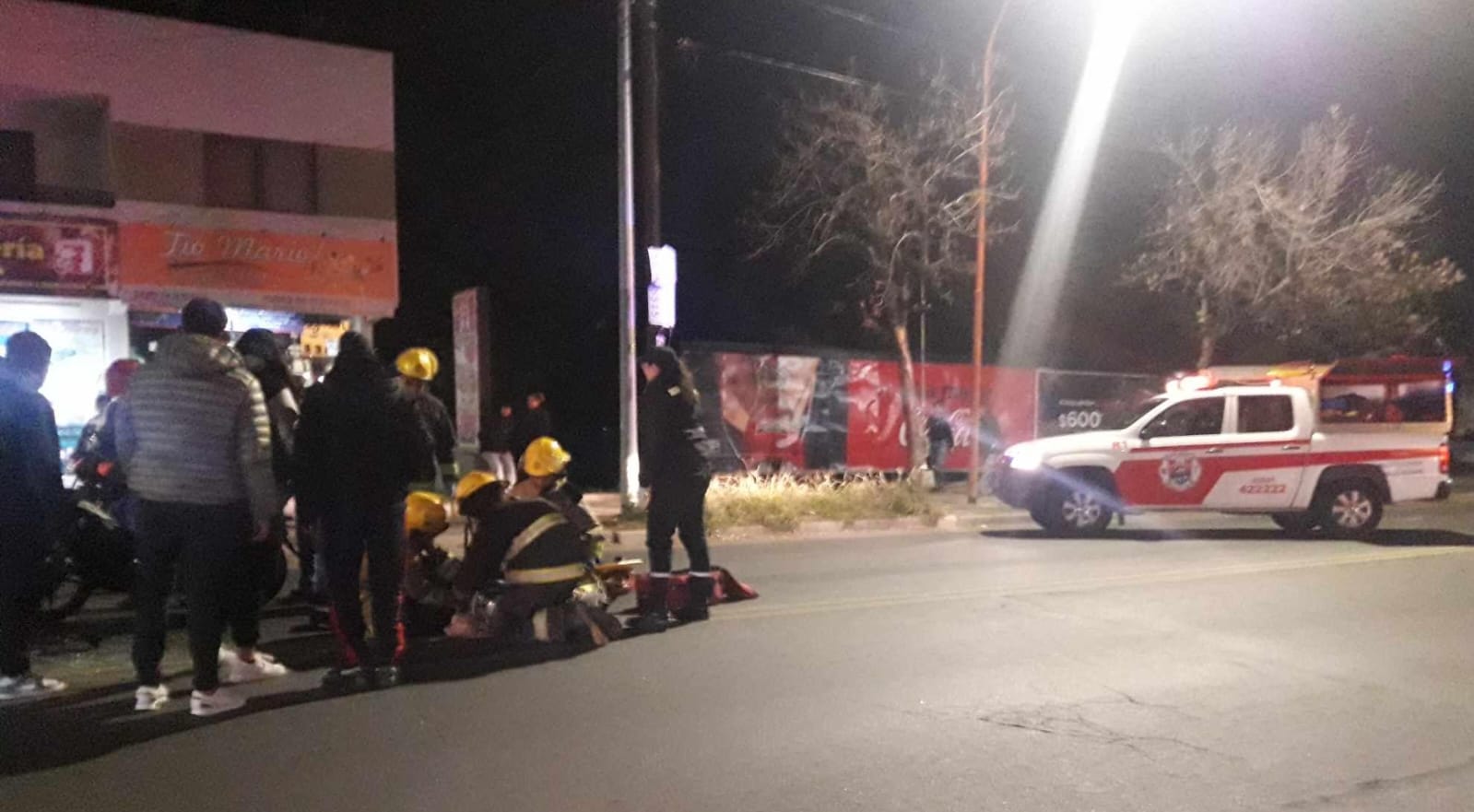 Un motocilista terminó en el hospital de Carlos Paz tras chocar con un auto
