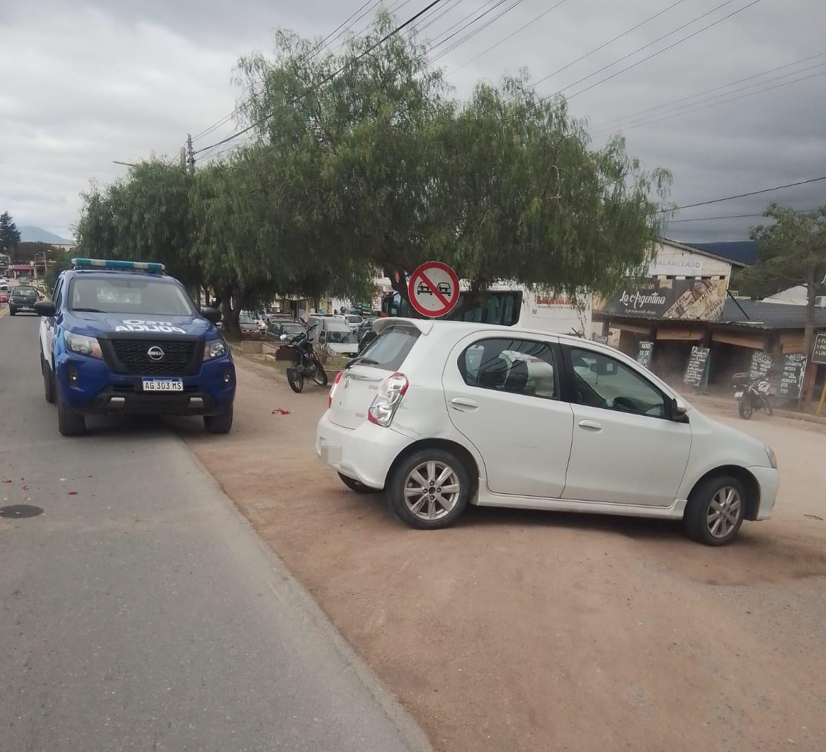 Fuerte choque entre un auto y una moto en Villa Santa Cruz del Lago