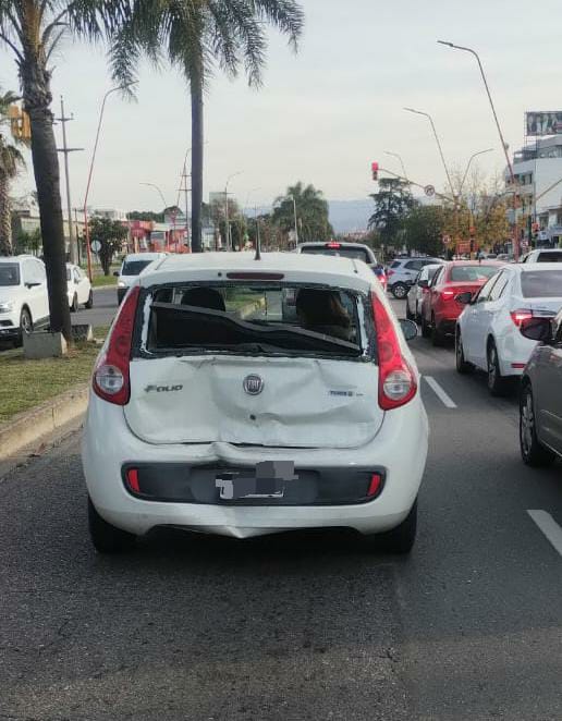Fuerte choque entre dos autos en avenida San Martín