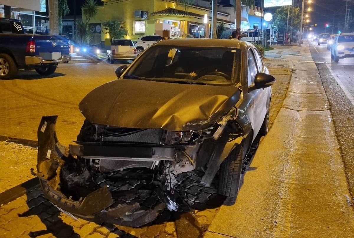 Carlos Paz: Fuerte choque a pocas cuadras del Cu Cú deja a dos personas lesionadas