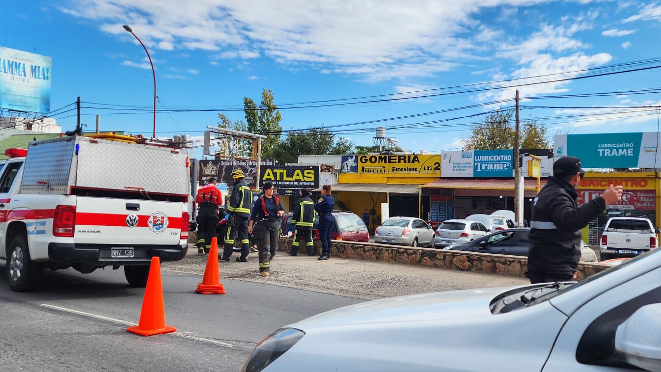 Una mujer debió ser hospitalizada: Chocaron un auto y una moto en Av. San Martín