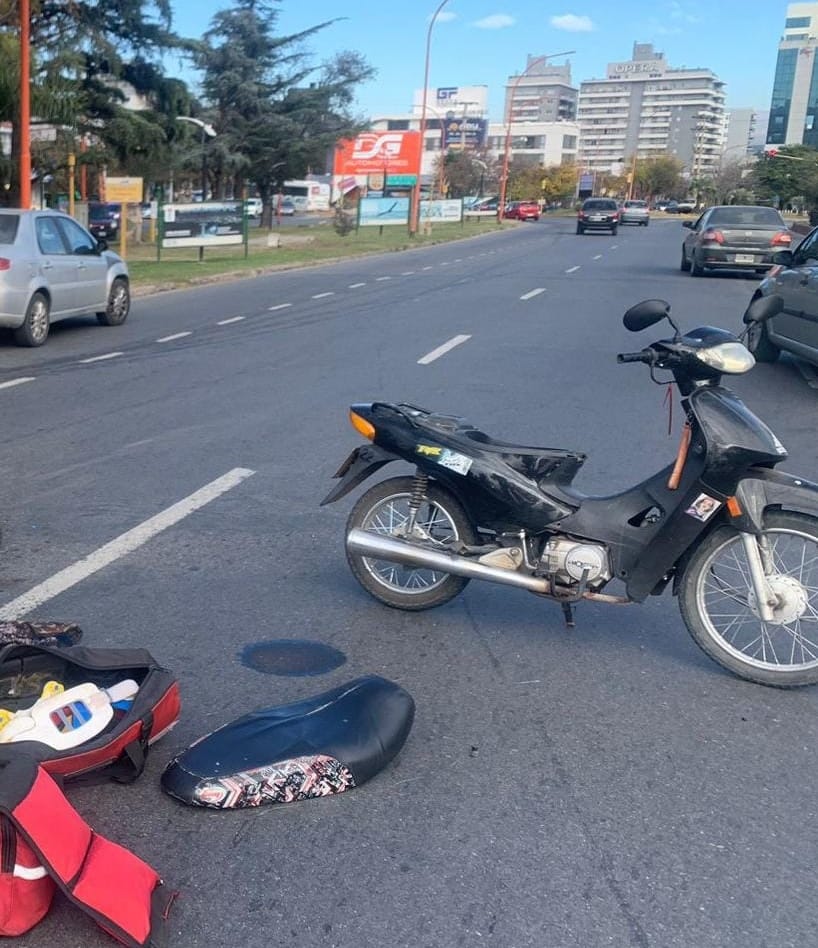 Una mujer debió ser hospitalizada: Chocaron un auto y una moto en Av. San Martín