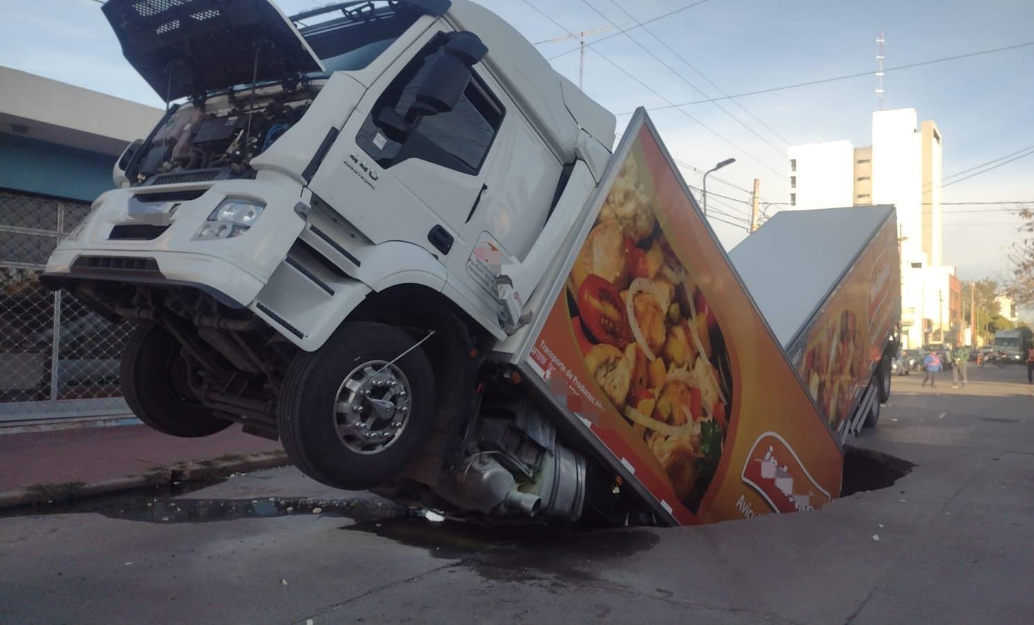 Insólito: Un camión se hundió en el pozo de una calle