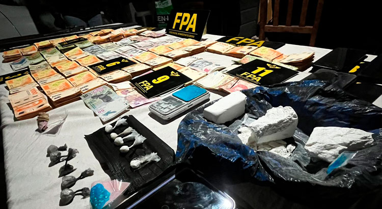 Desmantelan punto de venta de drogas en Bialet Massé: dos detenidos y más de 1000 dosis de cocaína incautadas