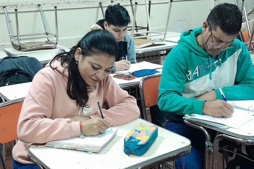 Córdoba: Más de 40 mil jóvenes y adultos van a la escuela para finalizar sus estudios