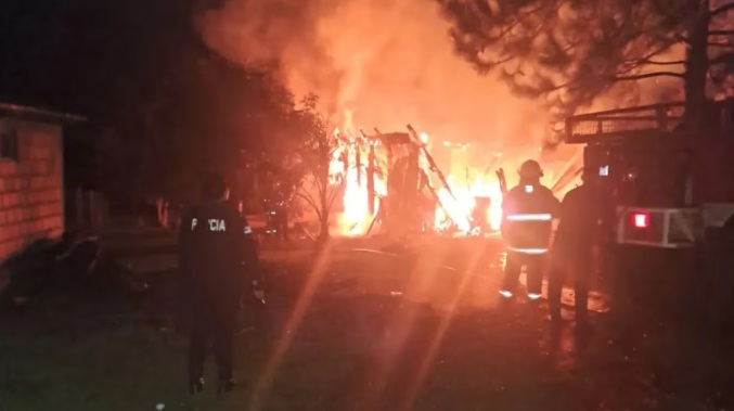 Un hombre prendió fuego su casa con sus tres hijos adentro: la madre de los niños pudo salvarlos