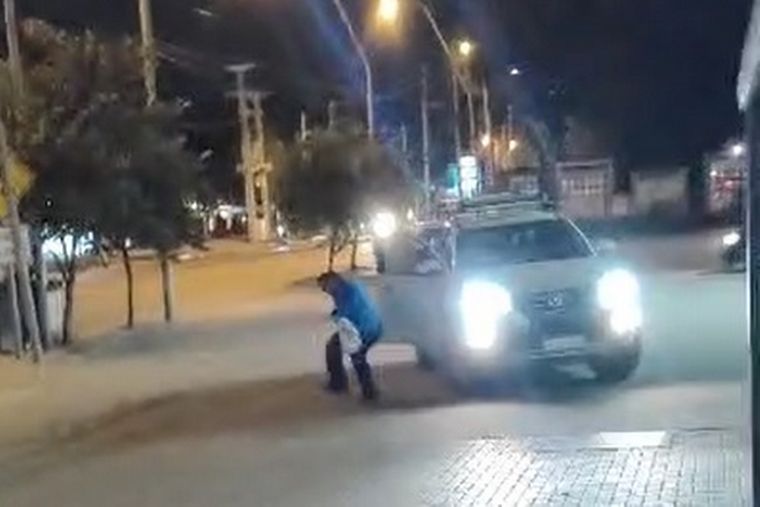 Córdoba: Quiso evitar que le robaran la camioneta a una amiga y lo balearon (Video)