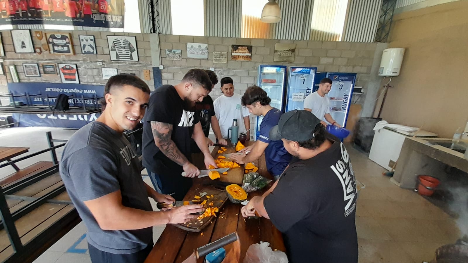 El locro de la Primera del Carlos Paz Rugby Club, compañerismo para juntar fondos para el ascenso