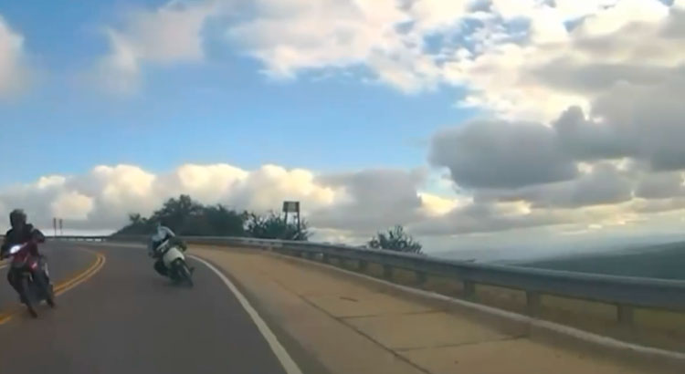 Motociclistas fueron filmados durante una demencial maniobra en el Camino del Cuadrado