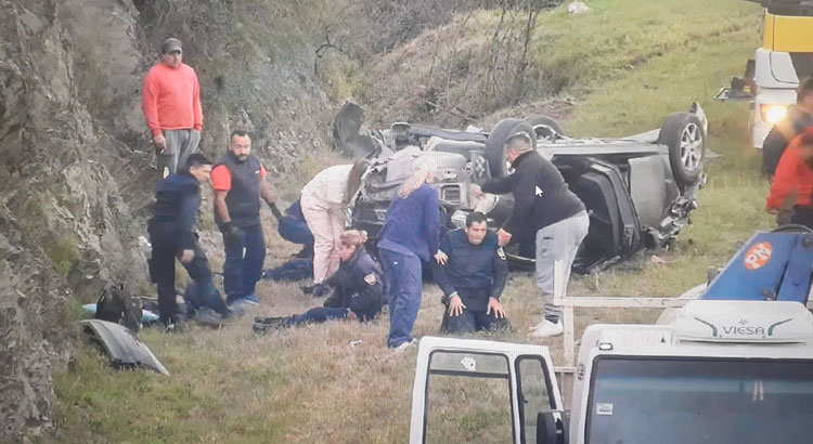 Volcó un auto en la Variante Costa Azul y hay cinco policías heridos: la causa del accidente