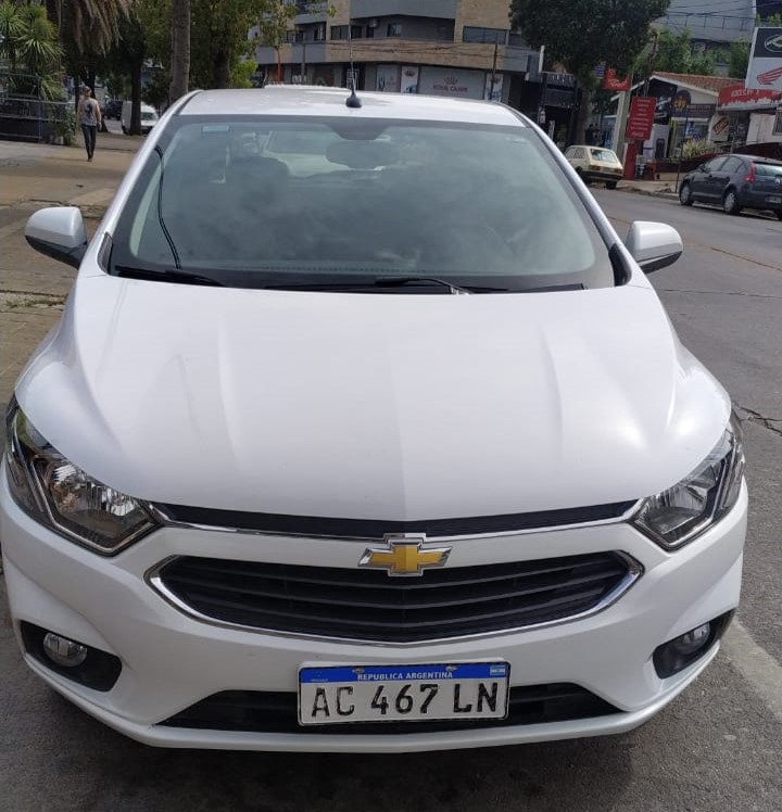 A plena luz del día le robaron un auto en la avenida Uruguay