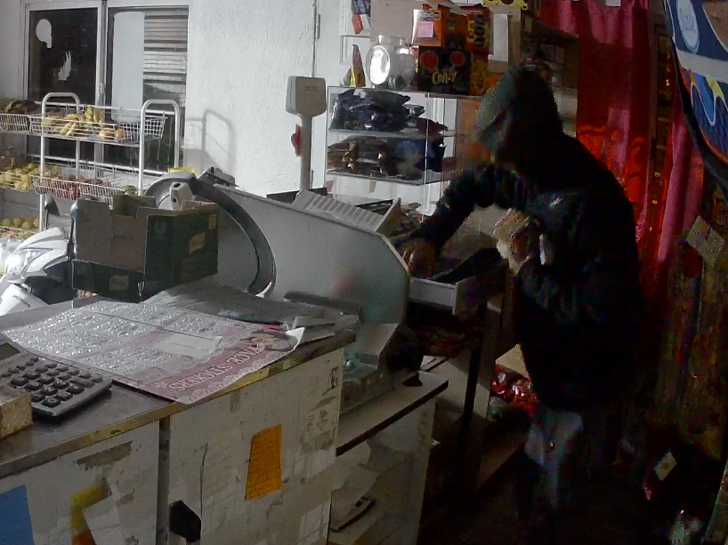 (VIDEO) Mientras la familia dormía, robaron un almacén que funciona en una casa de Carlos Paz
