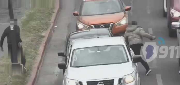 menores-rompiendo-vidrio