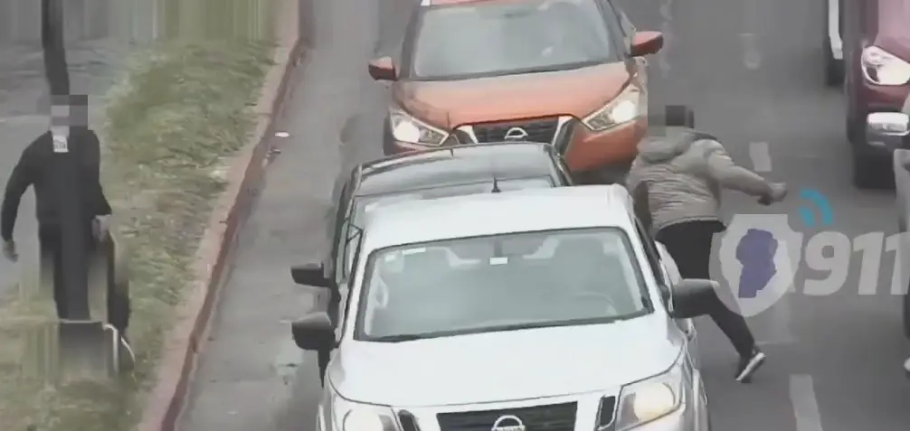 Video: Tienen 15 y 17 años, reventaron el vidrio de un auto para robar, ya los detuvieron varias veces