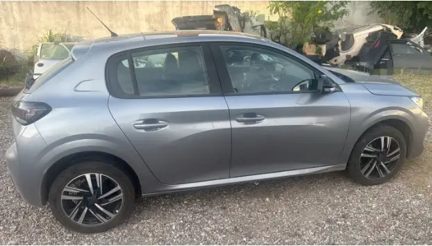 auto recuperado tras hallar a los delincuentes