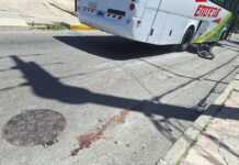 Colectivo de turismo embistió a una moto en el ingreso a Playas de Oro: Un herido