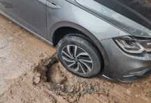 Un auto quedó atrapado en una zanja en pleno centro de Carlos Paz