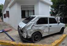 Buscan a un camión que chocó y destrozó un auto estacionado en Carlos Paz