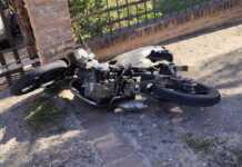 Dos jóvenes heridos tras un choque entre una moto y una camioneta en Tanti