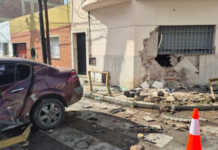 Córdoba: Un joven estrelló su auto contra una casa y abandonó el lugar