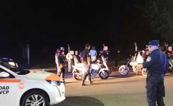 Una horda de motos quiso romper el cerrojo en la Costanera: hubo incidentes y un deten