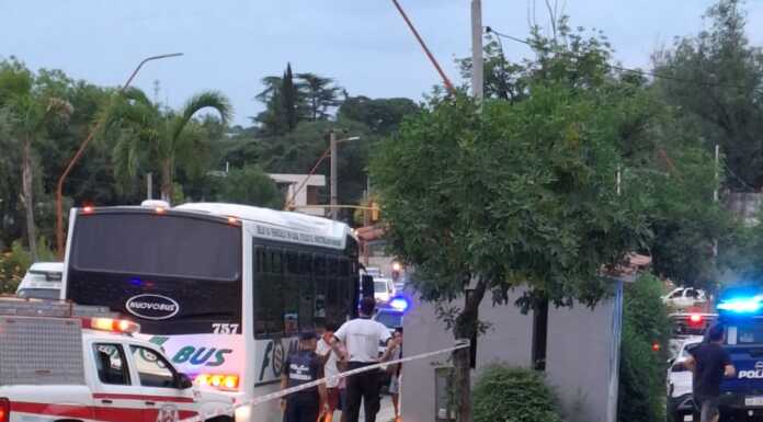 Carlos Paz: una joven murió en un choque entre una moto y un colectivo en avenida Cárcano