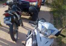 Iban en moto, un conductor abrió la puerta de un auto y chocaron