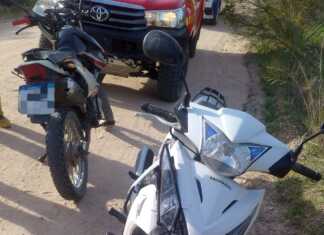 Iban en moto, un conductor abrió la puerta de un auto y chocaron