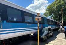 El Tren de la Sierras arrastró a un auto en un cruce de vías de La Falda