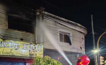 Ardió una casa en Córdoba y de milagro rescataron a una mujer y a un niño