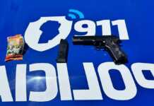 Andaba por el río con una réplica de arma y lo detuvieron