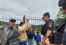 Se encadenaron frente a la Municipalidad tras ser desalojados: vendían plantas desde hace ocho años en Colinas
