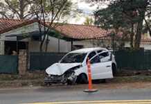 Un joven hospitalizado tras el choque de su auto contra un poste de luz en Carlos Paz