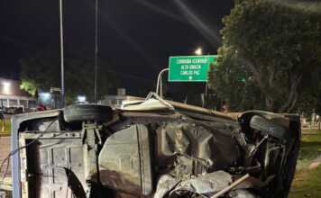Córdoba: Un muerto y una mujer herida tras perder el control de su auto y chocar contra un poste