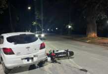 Chocaron un auto y una moto en pleno centro de San Antonio de Arredondo