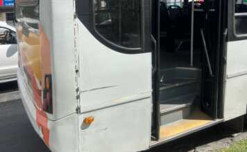 Costa Azul: una mujer de 83 años resultó herida al quedar atrapada en la puerta de un colectivo urbano