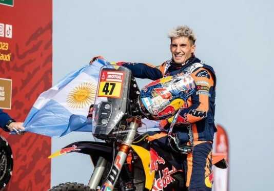 Benavides hizo historia en el Dakar: ganó por apenas dos segundos y logró su primer título en motos
