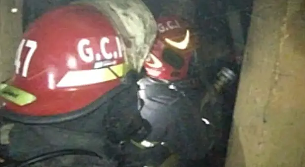 Bomberos apagando el incendio