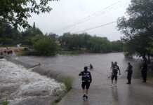 Videos: Rescataron a un motociclista atrapado en un vado crecido en Estancia Vieja
