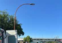 Una mujer resultó herida en un choque entre un auto y una moto en la Costanera