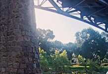 Un auto cayó desde el puente Carretero de Cosquín y hubo heridos
