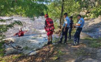 Salvaron a un padre y a sus dos hijos tras quedar atrapados por la crecida del río en Parque Síquiman